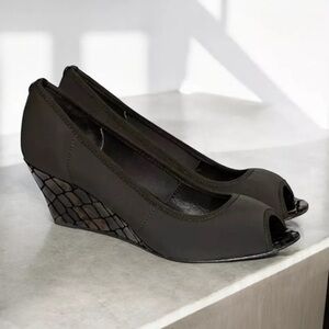 𝅺Donald J Pliner | Molly Peep Toe Wedges Narrow Croc Embossed Heel Brown